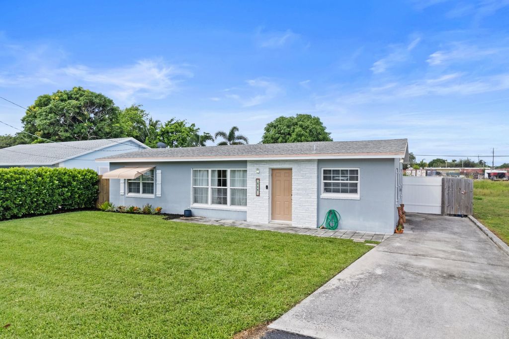 Photo of 719 SE 3rd Street, Boynton Beach, FL 33435 (MLS # R11027375)