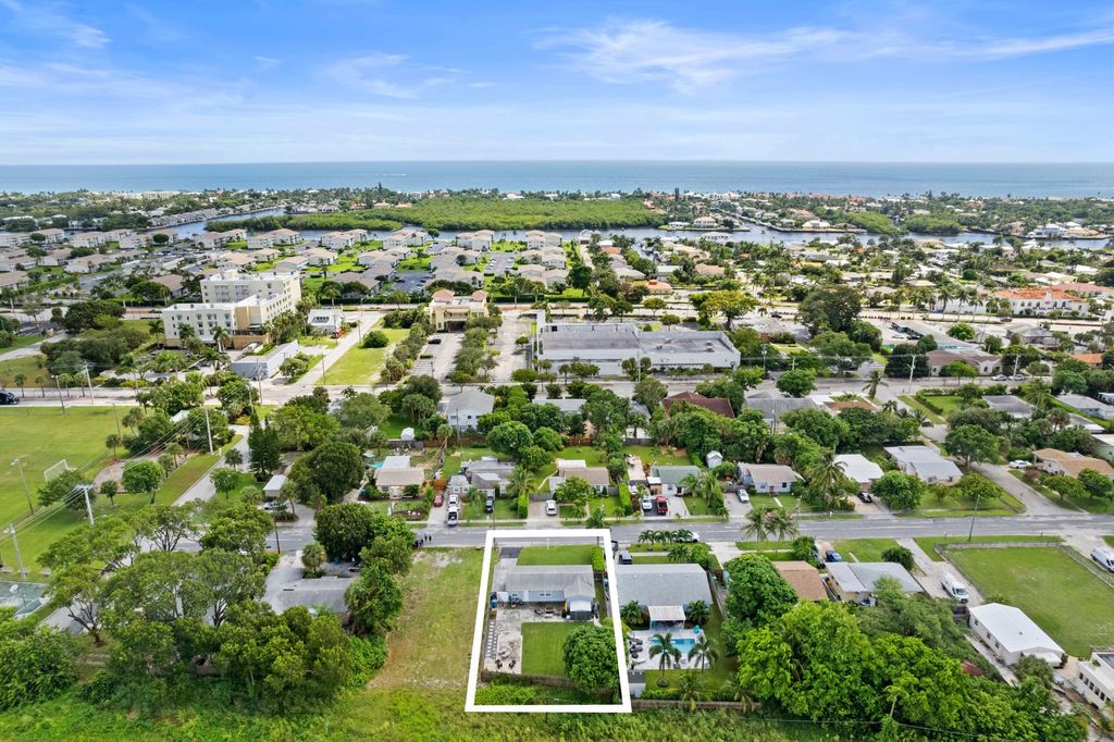 Photo of 719 SE 3rd Street, Boynton Beach, FL 33435 (MLS # R11027375)