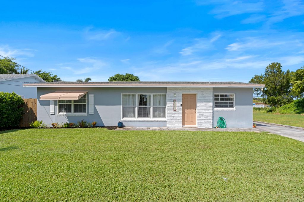 Photo of 719 SE 3rd Street, Boynton Beach, FL 33435 (MLS # R11027375)
