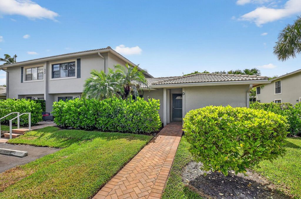 Photo of 32 Stratford Lane W #D, Boynton Beach, FL 33436 (MLS # R11114360)