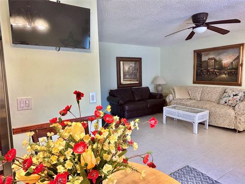 Condominium in Deerfield Beach FL 157 Lyndhurst G 3.jpg