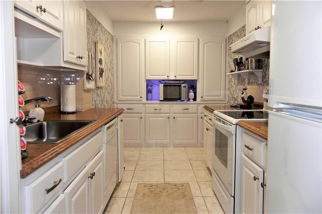 Photo of 4330 Hillcrest Dr #1006, Hollywood, FL 33021 (MLS # F10315567)