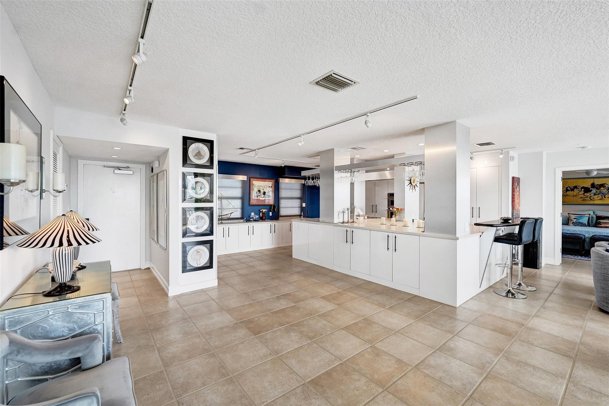 3100 NE 48th Street 617