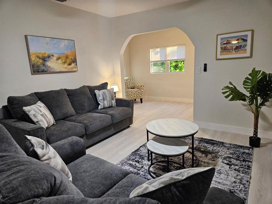 Newly remodeled home available for short term rental. Fully furnished, large fenced yard and offstreet parking. Prime east location close to Beaches, Downtown WPB and Worth Ave. Pets OK w deposit.