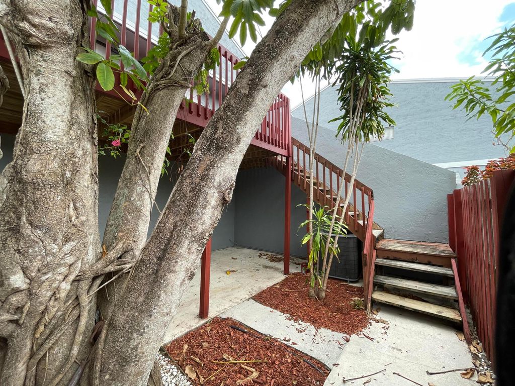 Photo of 35 Crossings Cir Circle #F, Boynton Beach, FL 33435 (MLS # R11086943)