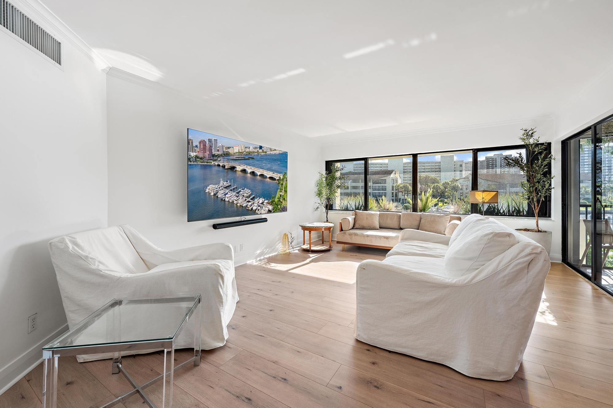 1124 MARINE Way W D2R