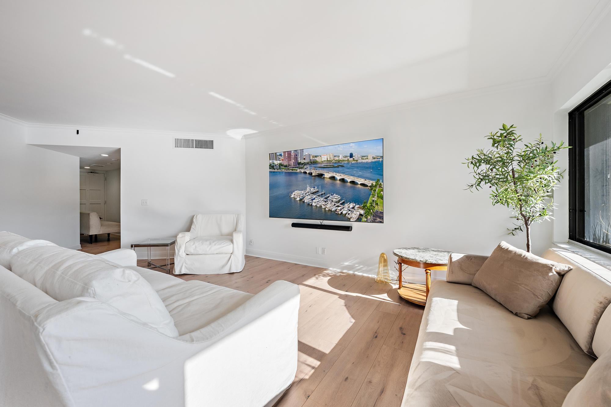 1124 MARINE Way W D2R