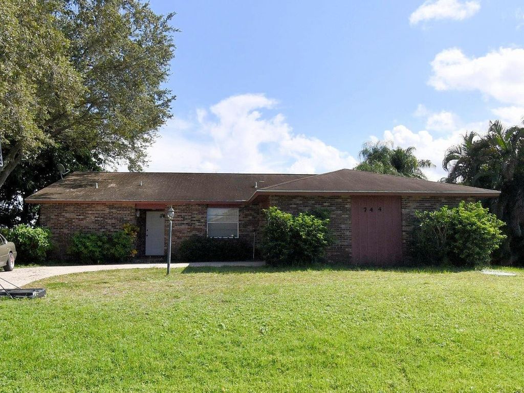 Photo of 744 SE Fallon Drive, Port St Lucie, FL 34983 (MLS # R11093557)