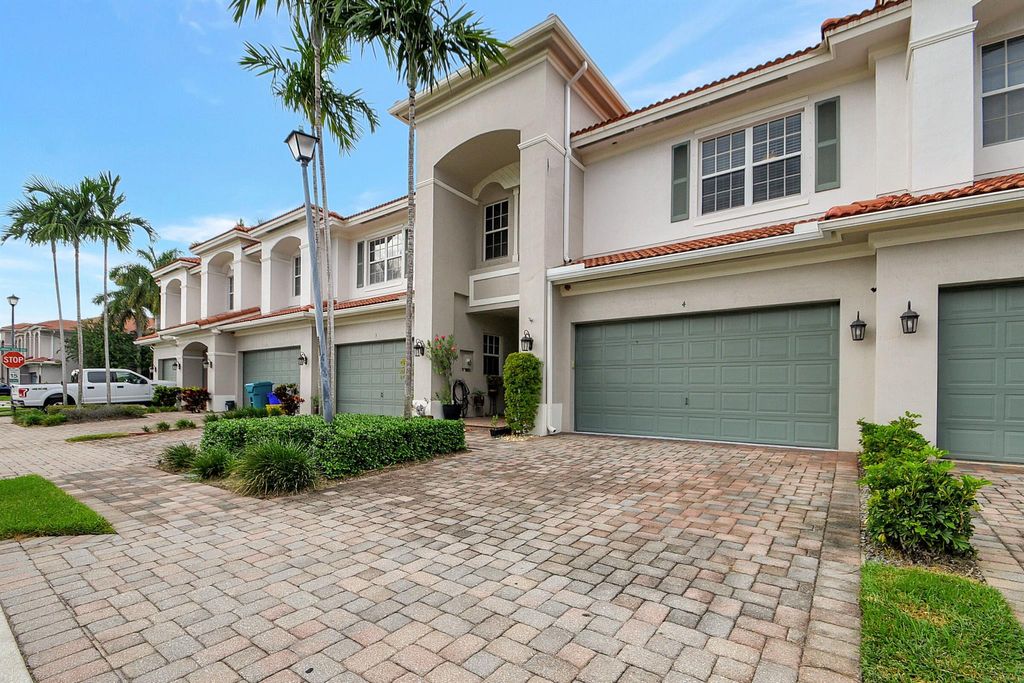 Photo of 4 Nottingham Place, Boynton Beach, FL 33426 (MLS # R10919601)