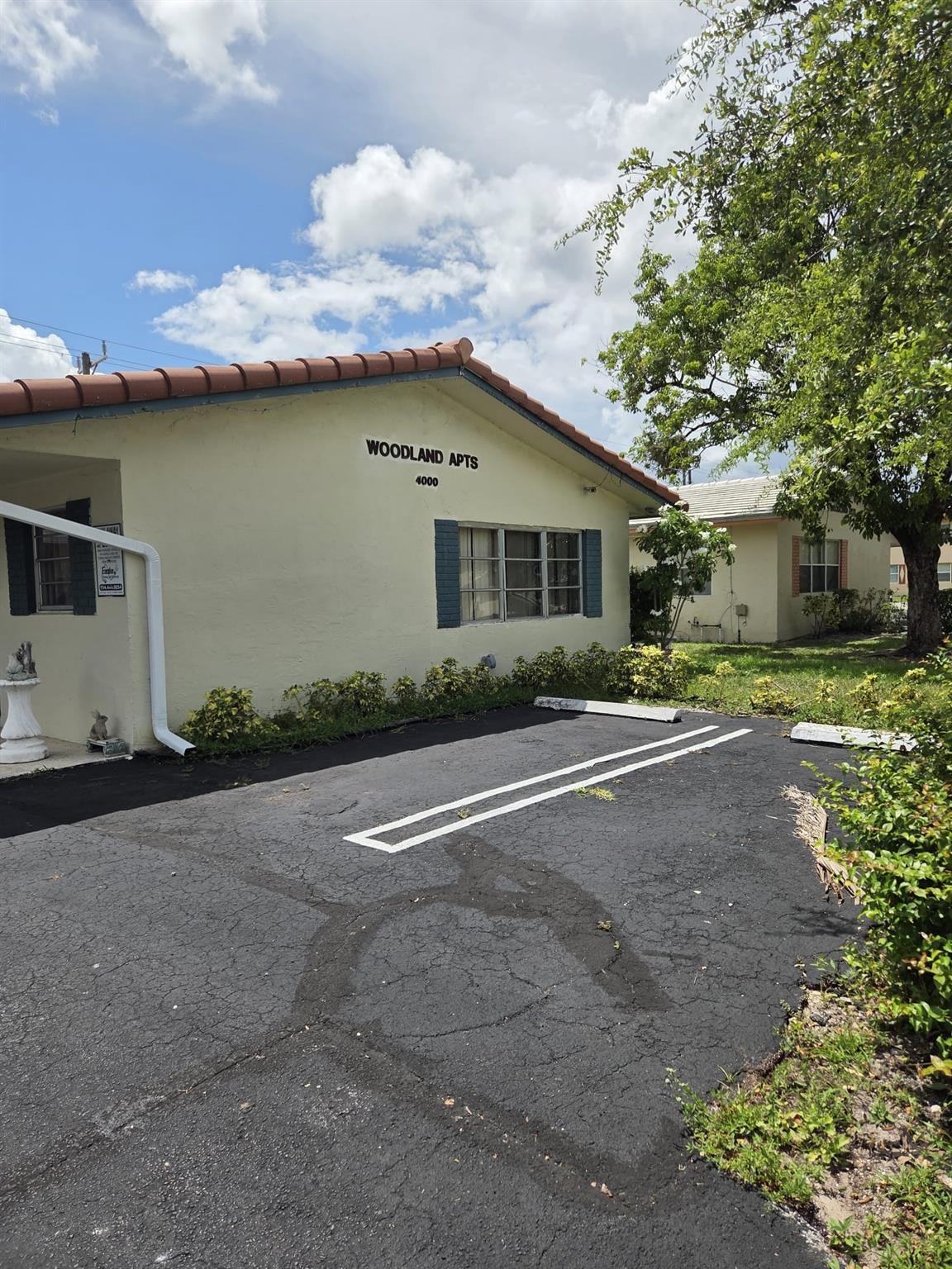 Gorgeous Triplex, All units are updated and renovated, with plenty of parking, 6 sparking spots, In a desirable locations. very Good Income $5350 Monthly. Rents includes water, everything else tenants pay.