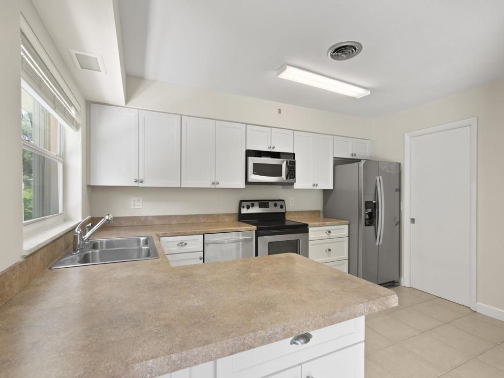 Photo of 956 Tulip Lane, Vero Beach, FL 32963 (MLS # R11154093)