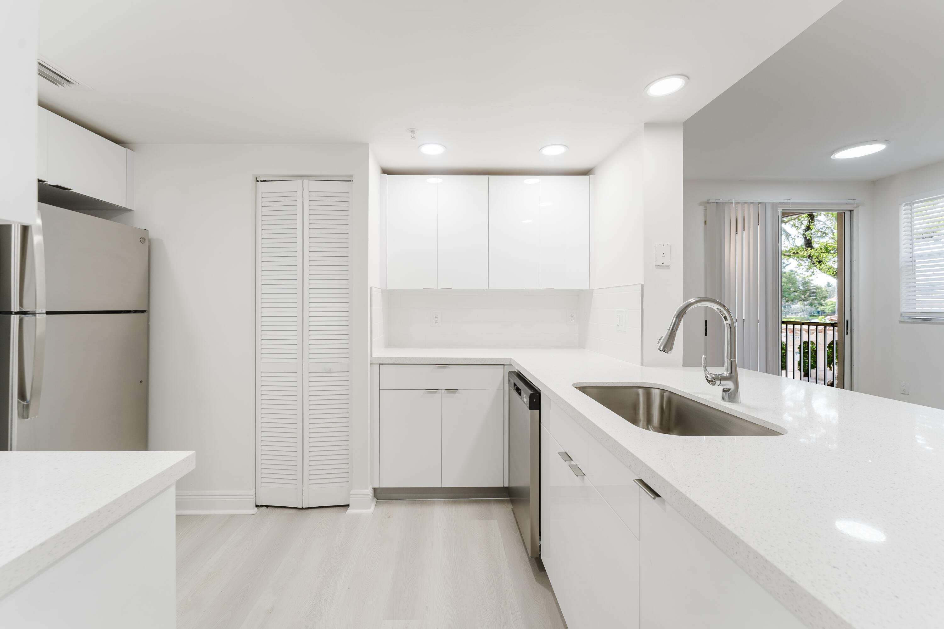 ESTADA OF LOS PASEOS - Residential Lease