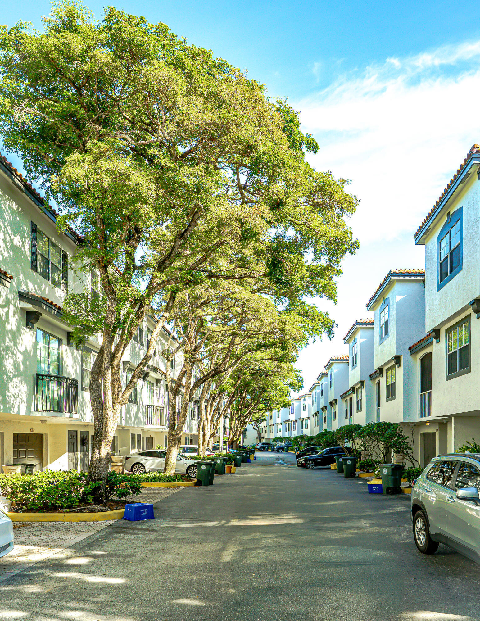 ESTADA OF LOS PASEOS - Residential Lease