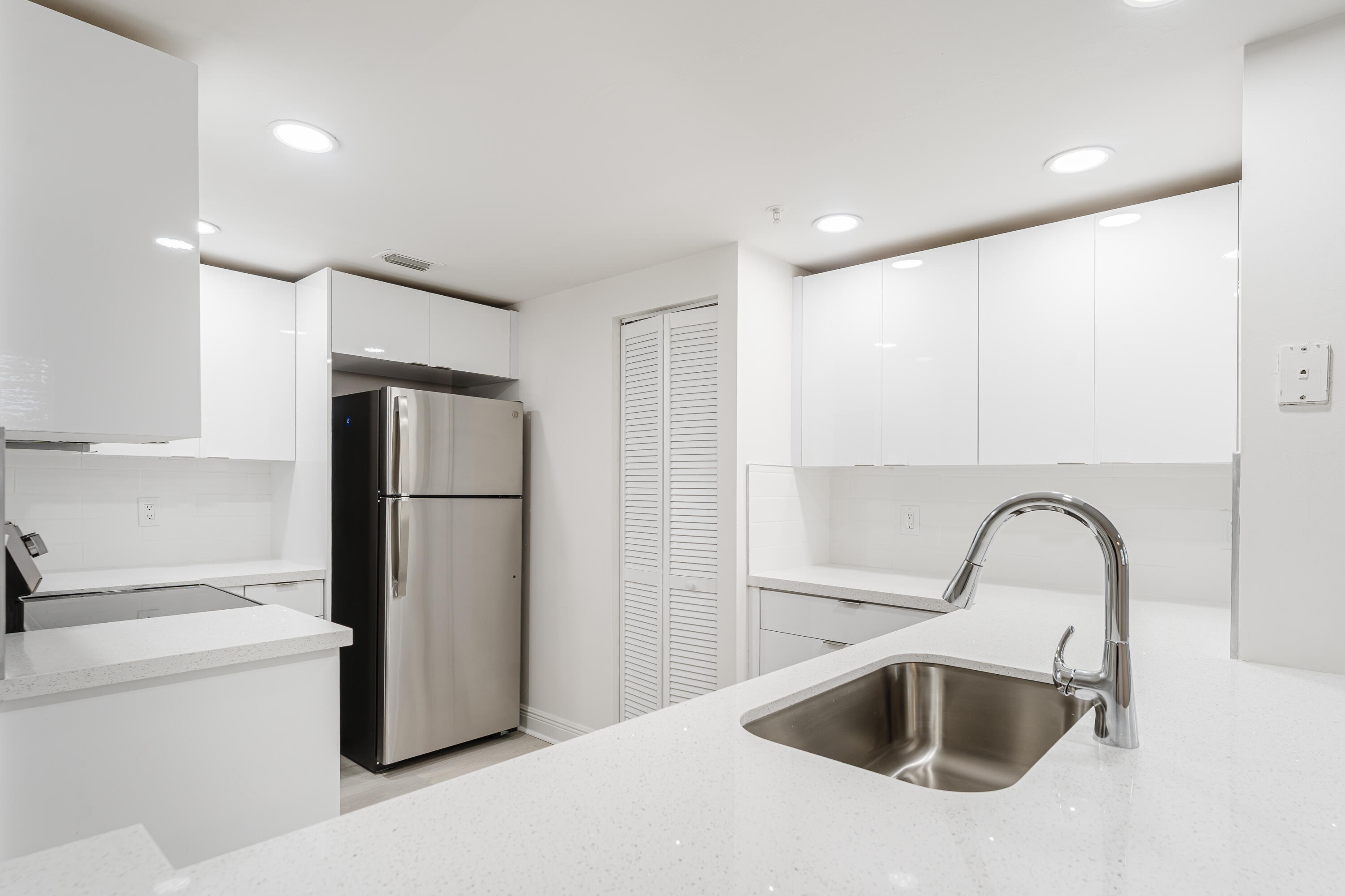 ESTADA OF LOS PASEOS - Residential Lease