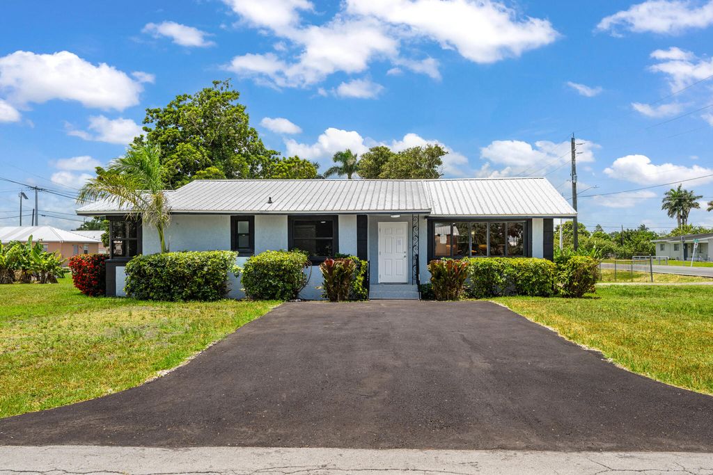 Photo of 24 NW Avenue I, Belle Glade, FL 33430 (MLS # B26043707)