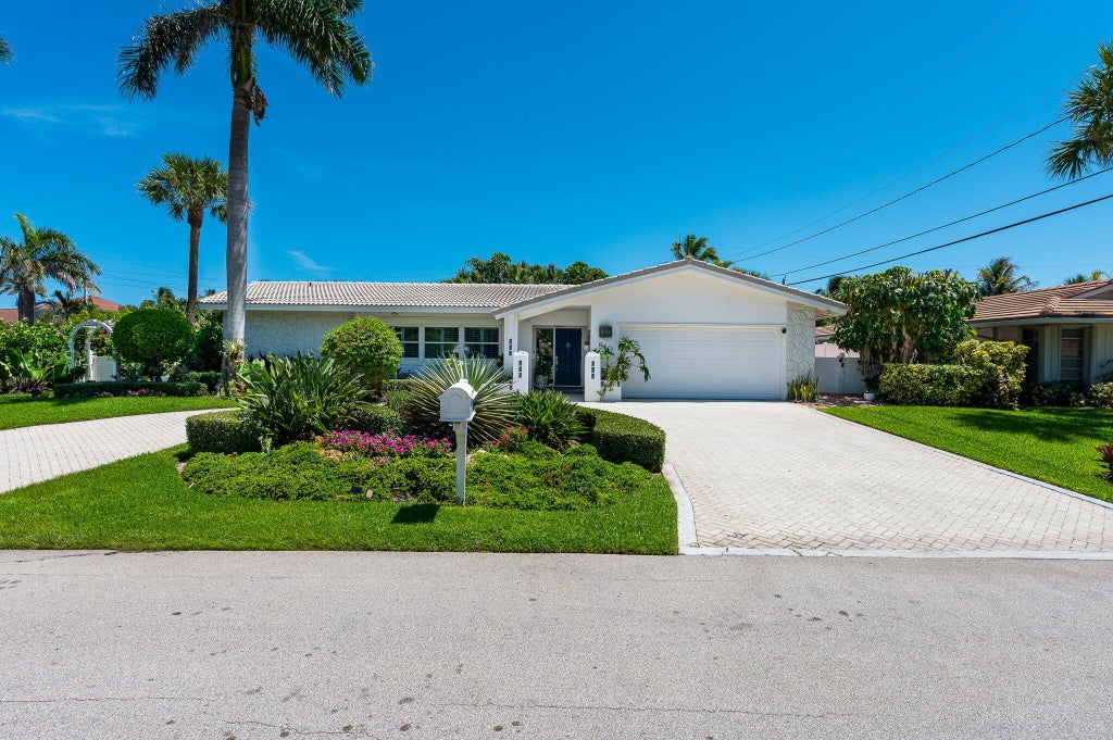 Photo of 810 Valencia Drive, Boca Raton, FL 33432 (MLS # R10999037)