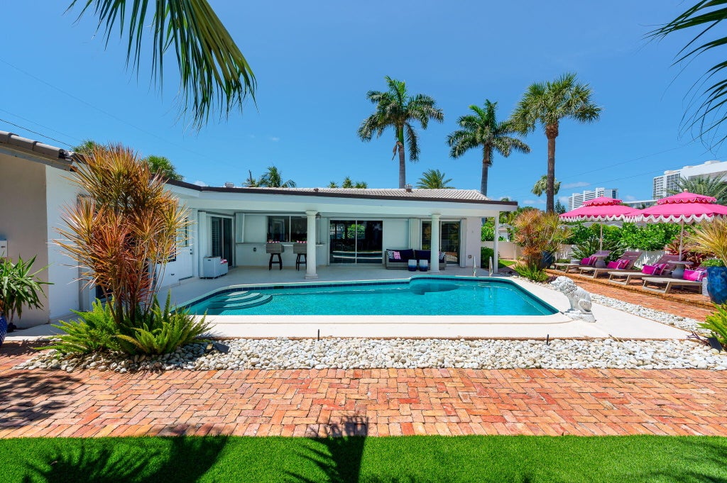 Photo of 810 Valencia Drive, Boca Raton, FL 33432 (MLS # R10999037)