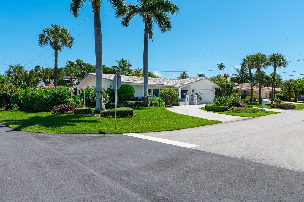 Photo of 810 Valencia Drive, Boca Raton, FL 33432 (MLS # R10999037)