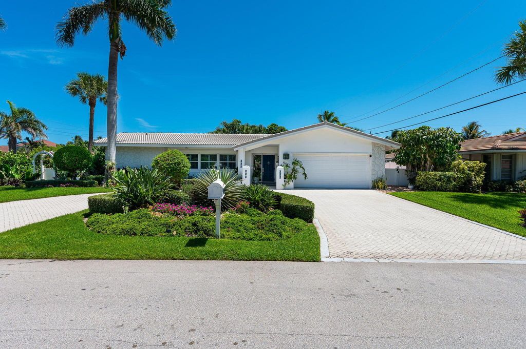 Photo of 810 Valencia Drive, Boca Raton, FL 33432 (MLS # R10999037)