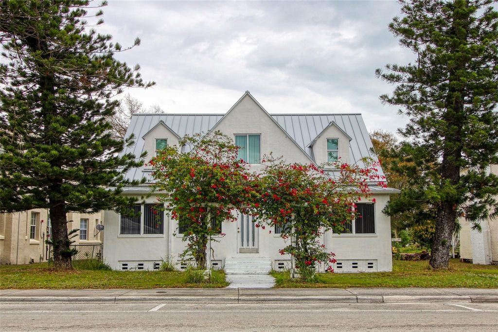 Photo of 1110 Orange Avenue, Fort Pierce, FL 34950 (MLS # F10481684)