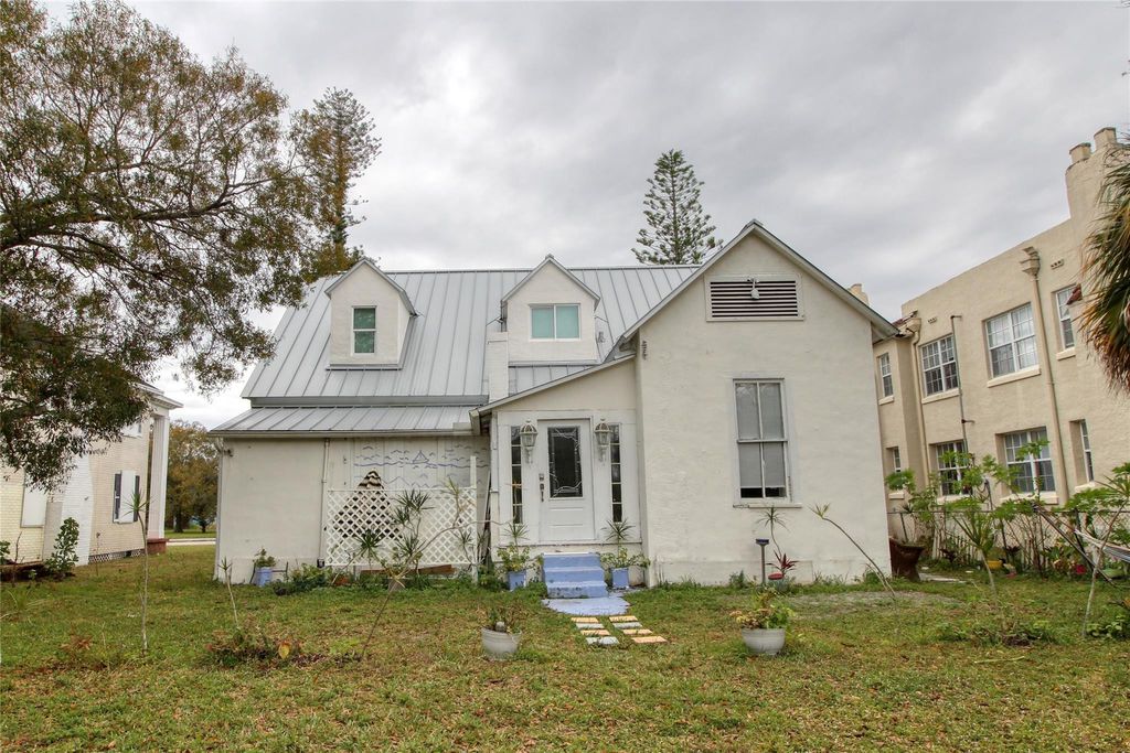 Photo of 1110 Orange Avenue, Fort Pierce, FL 34950 (MLS # F10481684)