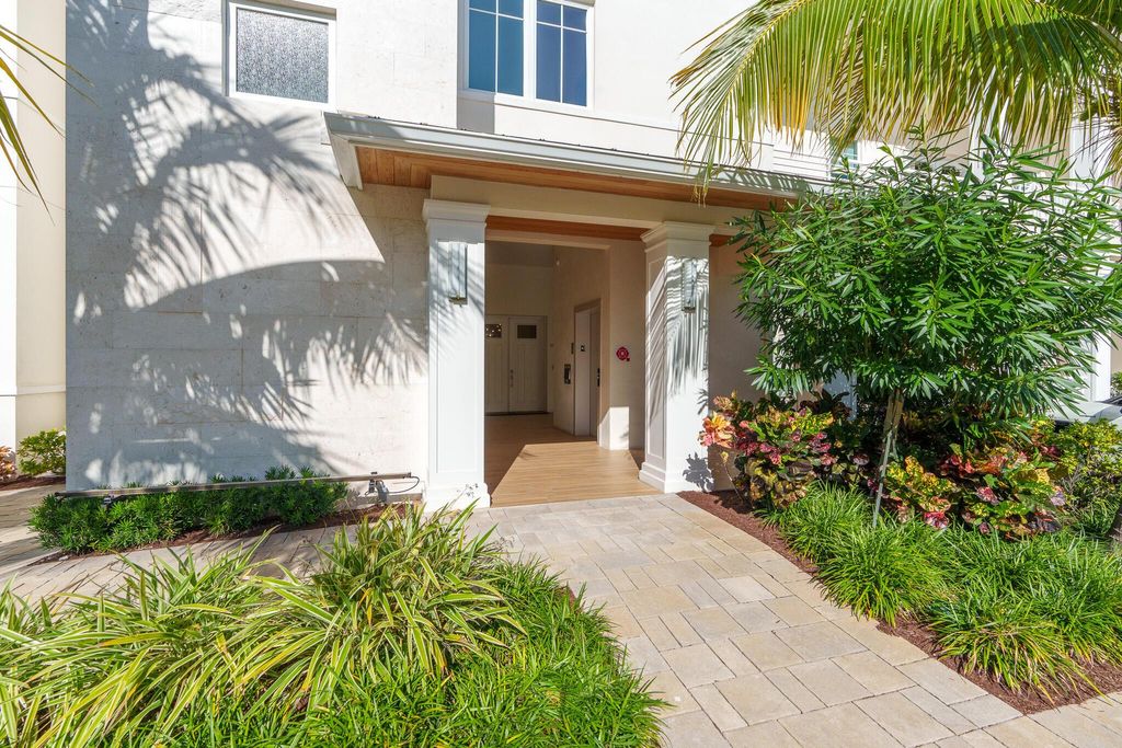 Photo of 51 SE Seminole Street #202, Stuart, FL 34994 (MLS # R10982277)