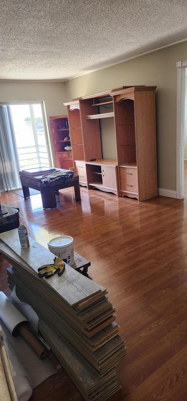 GOLDEN LAKES VILLAGE COND - Residential