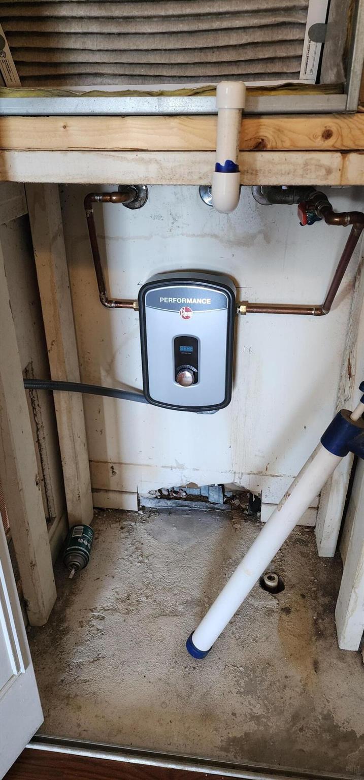 GOLDEN LAKES VILLAGE COND - Residential