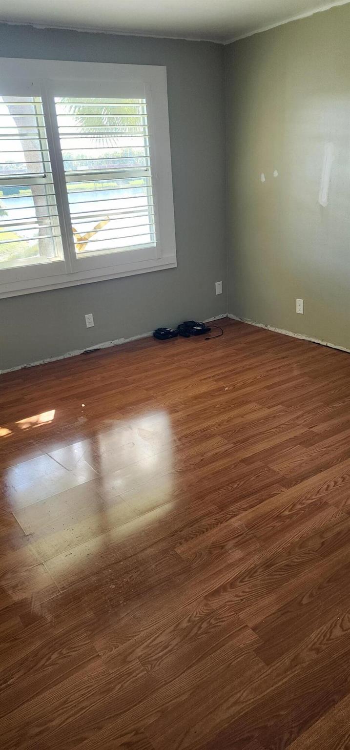 GOLDEN LAKES VILLAGE COND - Residential