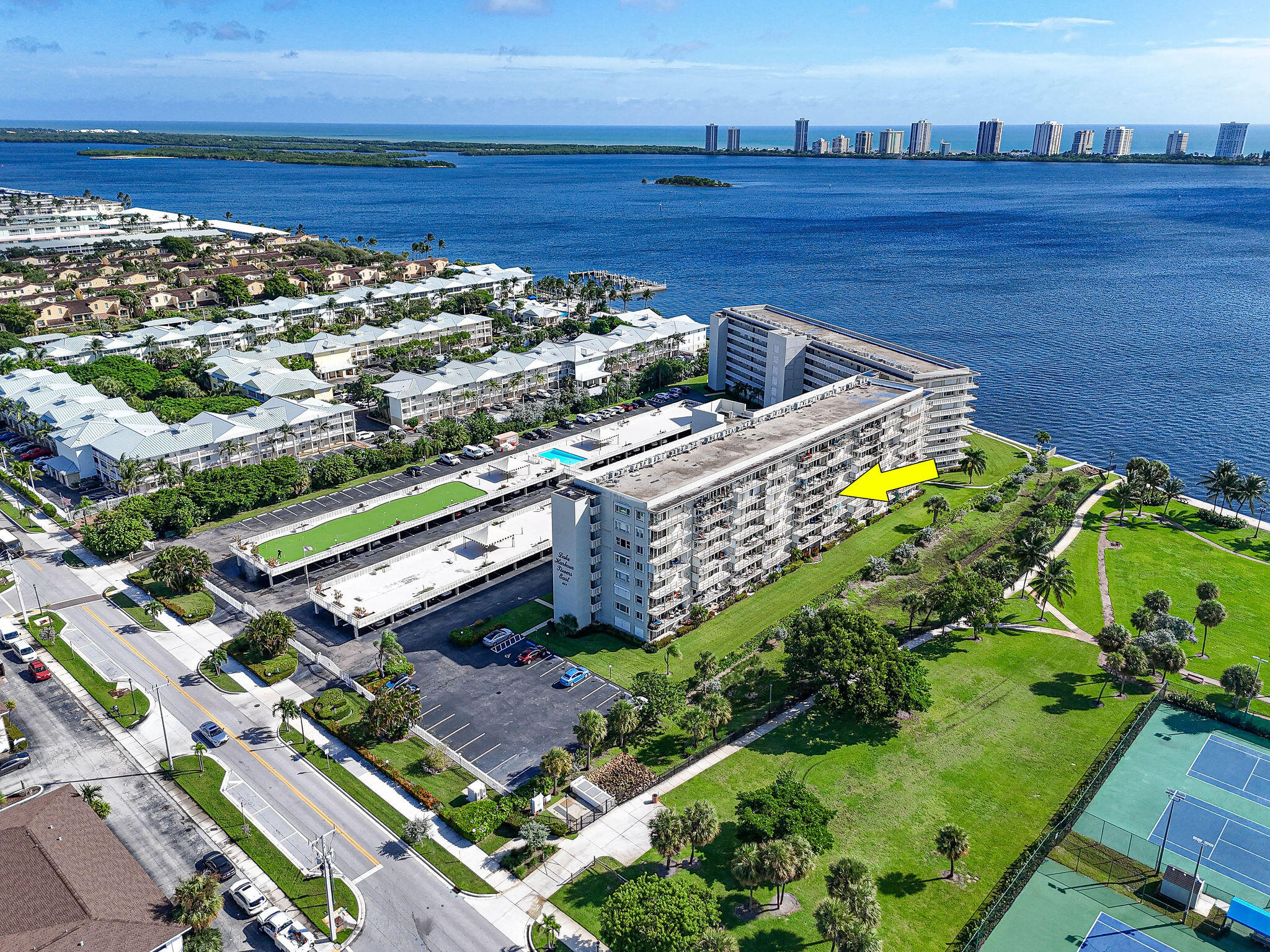 LAKE HARBOUR TOWERS EAST CONDO - Residential