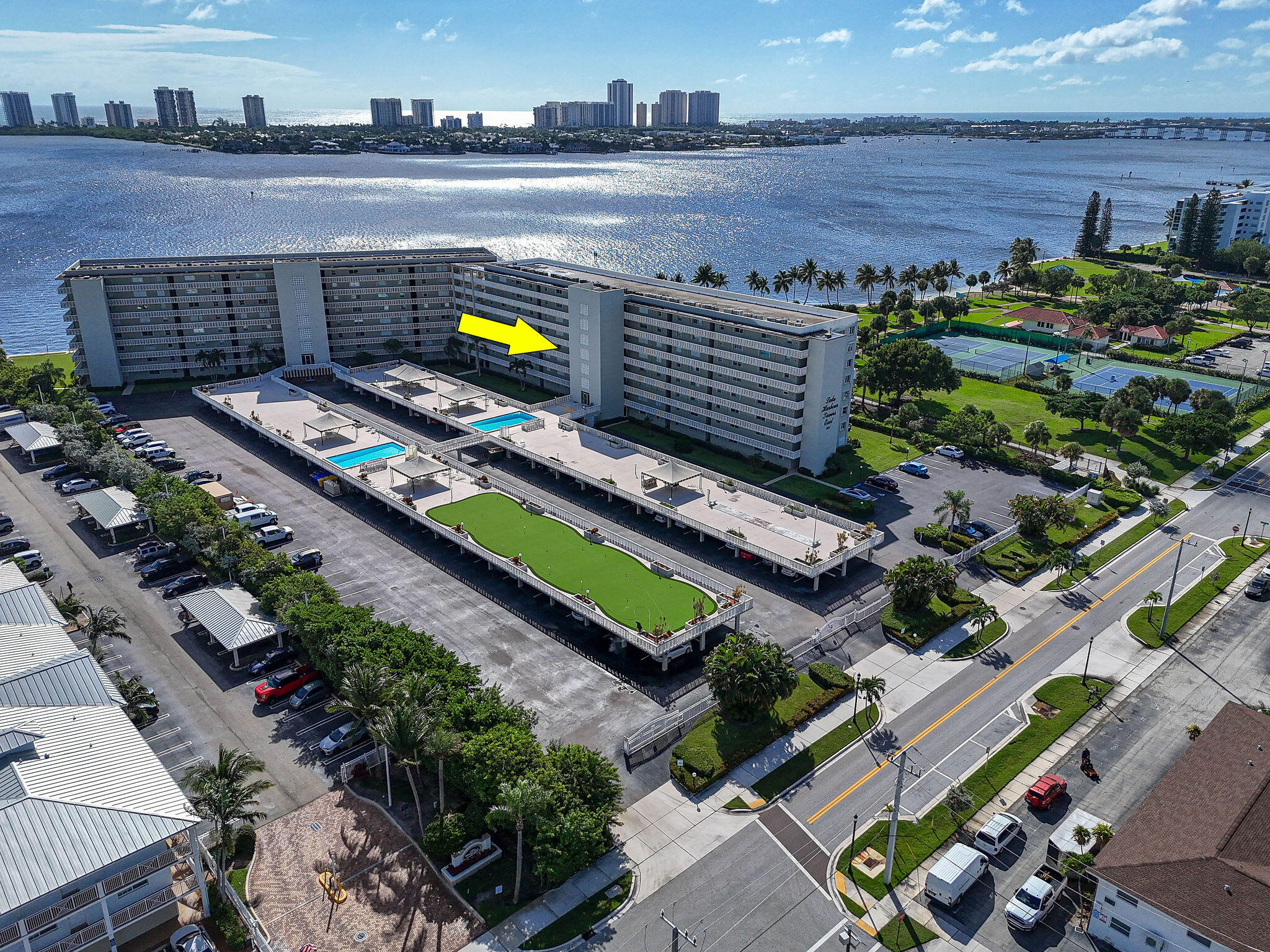 LAKE HARBOUR TOWERS EAST CONDO - Residential