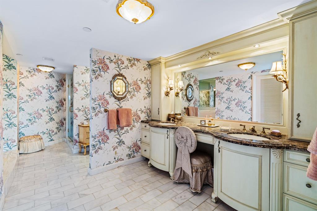 OLD PORT COVE LAKE POINT - Residential