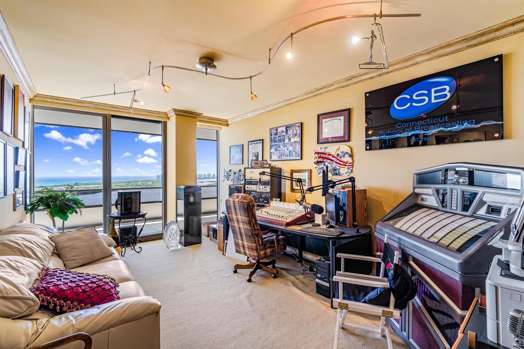 OLD PORT COVE LAKE POINT - Residential