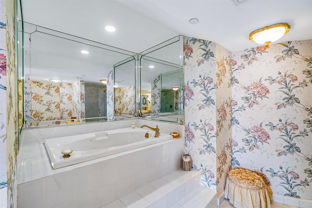 OLD PORT COVE LAKE POINT - Residential