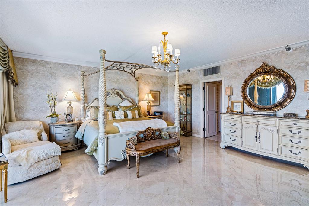 OLD PORT COVE LAKE POINT - Residential