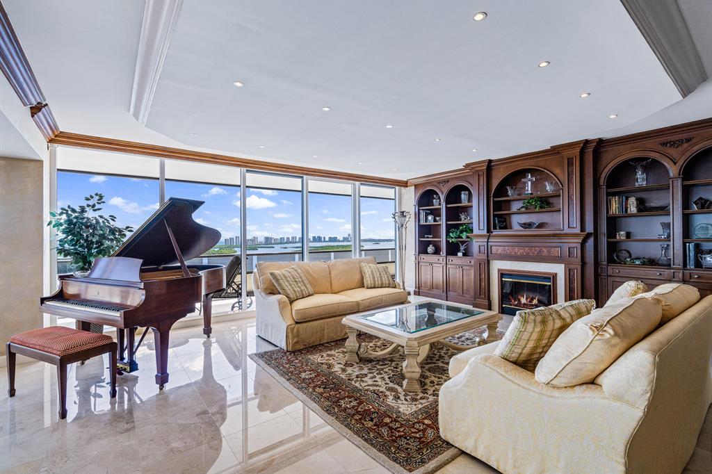 OLD PORT COVE LAKE POINT - Residential