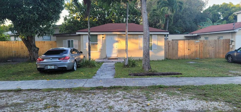 Photo of 5721 Fillmore Street, Hollywood, FL 33021 (MLS # B26015191)
