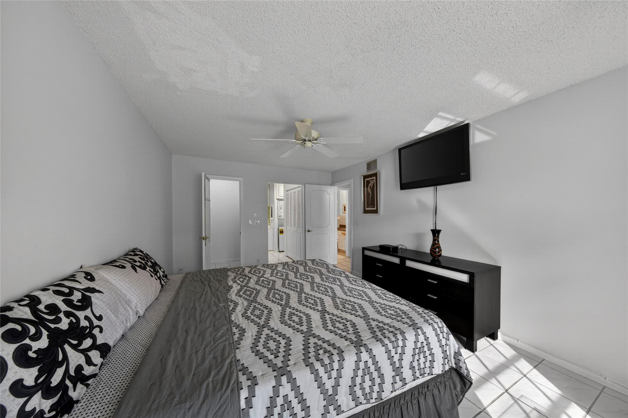 BAY COLONY CLUB - Residential Lease