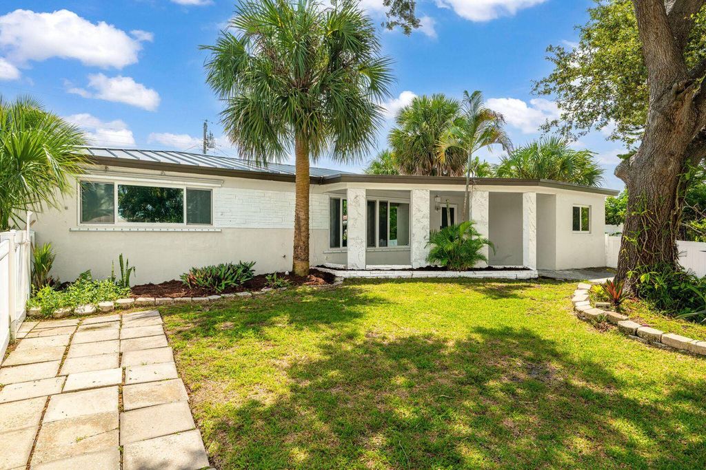 Photo of 2298 NE 4th Avenue, Boca Raton, FL 33431 (MLS # B26023021)