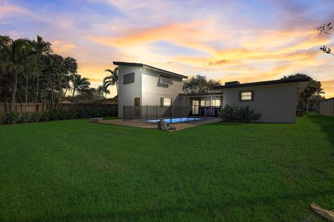 Tiny photo for 3900 N 45th Avenue, Hollywood, FL 33021 (MLS # B26031048)