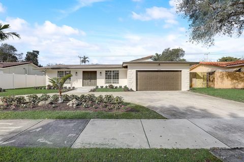 Tiny photo for 3900 N 45th Avenue, Hollywood, FL 33021 (MLS # B26031048)
