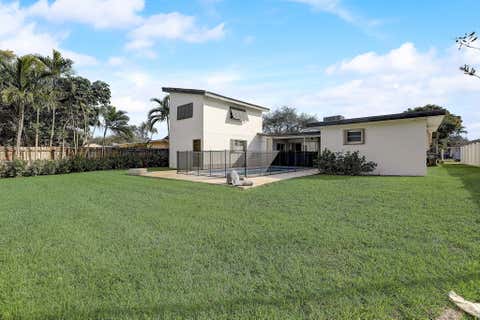 Tiny photo for 3900 N 45th Avenue, Hollywood, FL 33021 (MLS # B26031048)