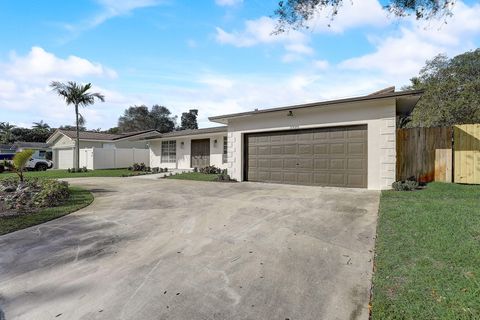 Tiny photo for 3900 N 45th Avenue, Hollywood, FL 33021 (MLS # B26031048)