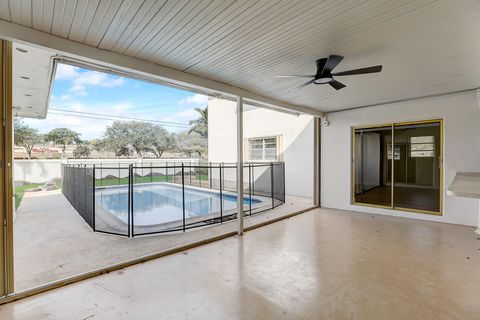Tiny photo for 3900 N 45th Avenue, Hollywood, FL 33021 (MLS # B26031048)