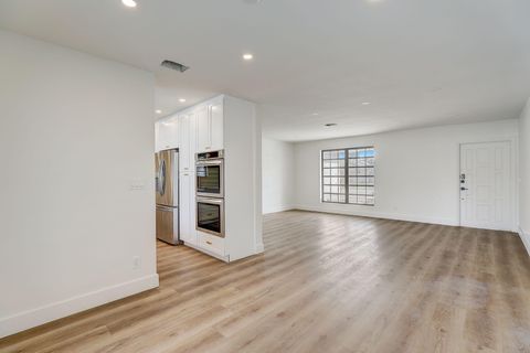 Tiny photo for 3900 N 45th Avenue, Hollywood, FL 33021 (MLS # B26031048)