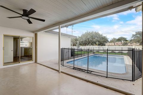 Tiny photo for 3900 N 45th Avenue, Hollywood, FL 33021 (MLS # B26031048)