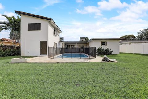 Tiny photo for 3900 N 45th Avenue, Hollywood, FL 33021 (MLS # B26031048)