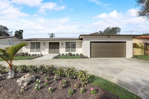 Tiny photo for 3900 N 45th Avenue, Hollywood, FL 33021 (MLS # B26031048)