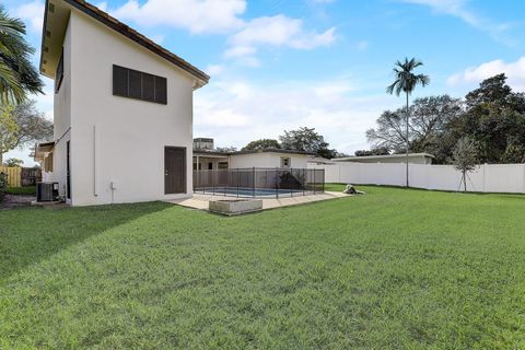 Tiny photo for 3900 N 45th Avenue, Hollywood, FL 33021 (MLS # B26031048)