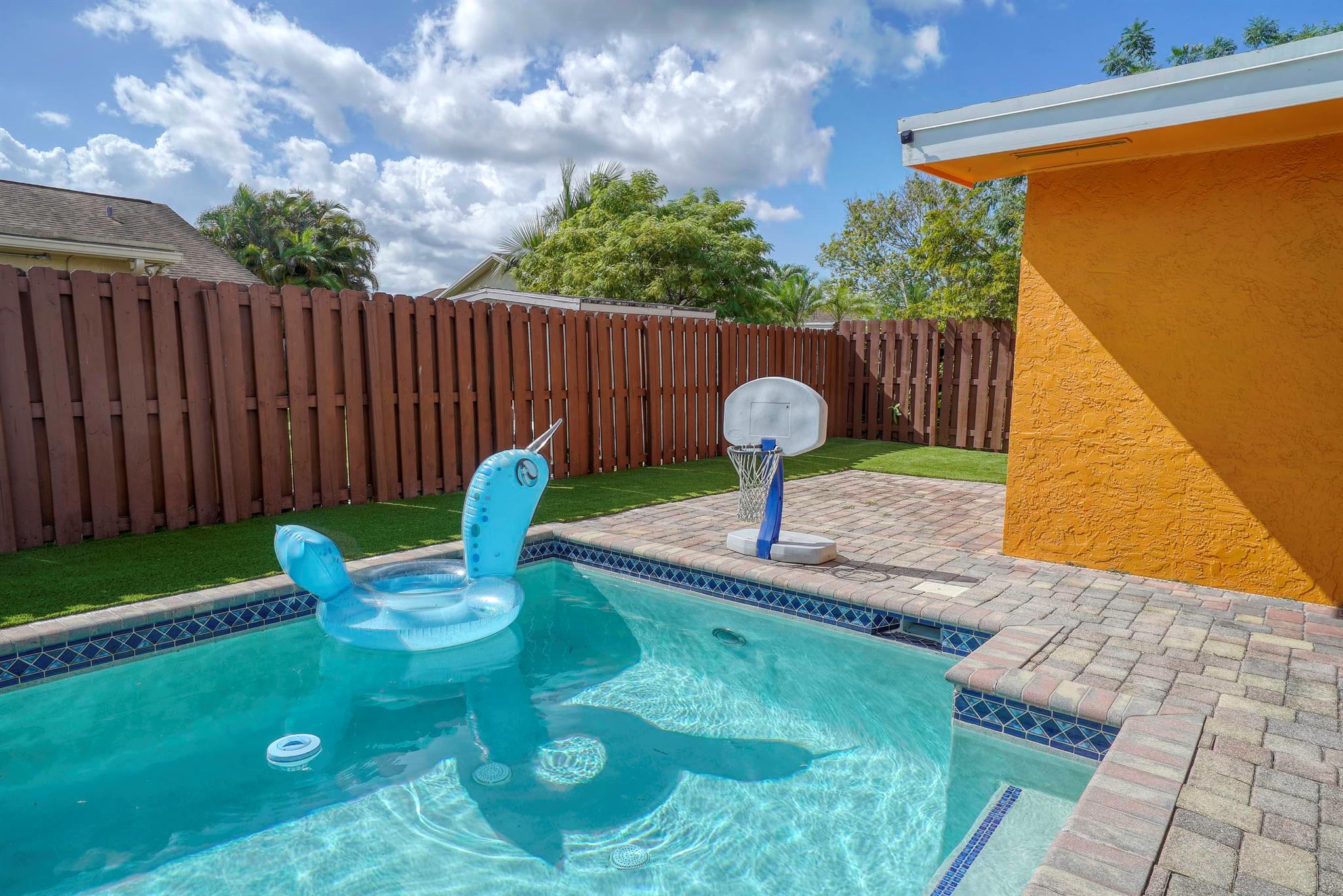 SUNRISE GOLF VILLAGE SEC - Residential Lease
